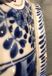 Een Chinese blauwwitte vaas met floraal decor, Kangxi